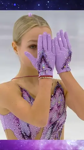 Elena Kostyleva GP Rusia 2025 FP ,  Kostyleva es una de las jóvenes promesas del patinaje artístico femenino en Rusia. Forma parte de la nueva generación de patinadoras técnicamente ambiciosas que surgen dentro del ciclo post-Trusova/Valieva. 🏫 Escuela y entrenamiento •	Se entrena en la Academia de Evgeni Plushenko, un centro conocido por desarrollar patinadoras con fuerte enfoque técnico. •	Desde muy temprana edad mostró facilidad para los saltos de rotación elevada. 🌀 Características técnicas •	Ha sido una de las pocas patinadoras junior rusas que intenta triple Axel. •	En algunos eventos nacionales y etapas de la serie rusa ha presentado programas con uno o dos cuádruples (dependiendo de la condición física y el evento). •	Estilo: saltos grandes, técnica agresiva, velocidad alta en aproximaciones y una línea artística aún en desarrollo (típico en juniors muy técnicos). 🏆 Resultados destacados (categoría junior) •	Habitualmente compite en las Series Rusas (Кубок России) y en las etapas del Grand Prix ruso junior. •	Logró ganar una etapa del Grand Prix ruso junior, remontando desde un corto irregular gracias a un programa libre con alto contenido técnico. •	En otra etapa fuerte en Moscú obtuvo más de 220 puntos totales, quedando 2ª, puntuación muy competitiva para la categoría junior. •	Su progresión ha sido algo irregular debido a picos técnicos altos pero también errores típicos de patinadoras jóvenes que experimentan con saltos ultra-C. ⚠️ Salud y continuidad •	Ha tenido algunos problemas físicos menores (contusiones en el pie, según declaraciones de su madre), que en ciertos eventos la llevaron a retirarse o reducir dificultad. •	Aun así, se mantiene como una de las juniors rusas con mayor potencial de salto. ⭐ Por qué llama la atención en Rusia •	Por su combinación de valentía técnica (Axel + cuádruples en junior). •	Porque forma parte de la “nueva oleada” post-sanciones, que podría dominar el patinaje ruso en los próximos años. •	Es vista como una posible heredera del estilo técnico que hizo famosas a Trusova y Valieva, pero con su propio sello.
