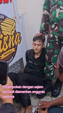 BABINSA GAGALKAN PERAMPOKAN BERSENJATA DI ALFAMART LAMPUNG Seorang Babinsa dari Koramil 410-02/TBS, Sertu Kiki, berhasil menggagalkan aksi perampokan bersenjata di Alfamart Segalamider II, Bandar Lampung, pada Kamis (6/11/2025) sekitar pukul 09.00 WIB. Pelaku bernama Herman (25) dibekuk di lokasi sesaat setelah beraksi. Saat patroli rutin di Jalan Pagar Alam, Sertu Kiki mendengar keributan dari dalam minimarket dan langsung merespons. Pelaku yang membawa golok dan berusaha kabur menggunakan sepeda motor sambil membawa tas berisi uang hasil rampokan akhirnya berhasil dilumpuhkan. Dari tangan pelaku, diamankan barang bukti berupa uang tunai senilai Rp 23.000.000 yang diambil dari dua kasir toko, serta senjata tajam yang digunakan dalam aksi tersebut. Aksi cepat Babinsa ini mendapat apresiasi warga sekitar dan pihak minimarket karena mampu menggagalkan tindak kriminal yang berpotensi melukai karyawan maupun pengunjung. @kodam_ii_sriwijaya @korem043_garuda_hitam @polrestabandarlampung @polres_lampungbarat @infokomando @infokomando_tni @lampung_daily @lampunggeh @sekitarbandarlampung @berita_lampung #bandarlampung #lampungdaily #lampungupdate #infobandarlampung #koramil41002         