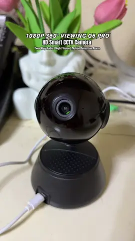 Check mo 'to, V380 Q6 Pro CCTV camera. 1080P HD, 360° viewing, may night vision pa! Ang astig, USB powered siya kaya hindi mo na kailangan ng WiFi para mag-work. Pwede mo pa siyang i-control gamit phone mo kahit saan ka! May motion detection at two-way audio pa para makausap mo kahit sino na nandun.