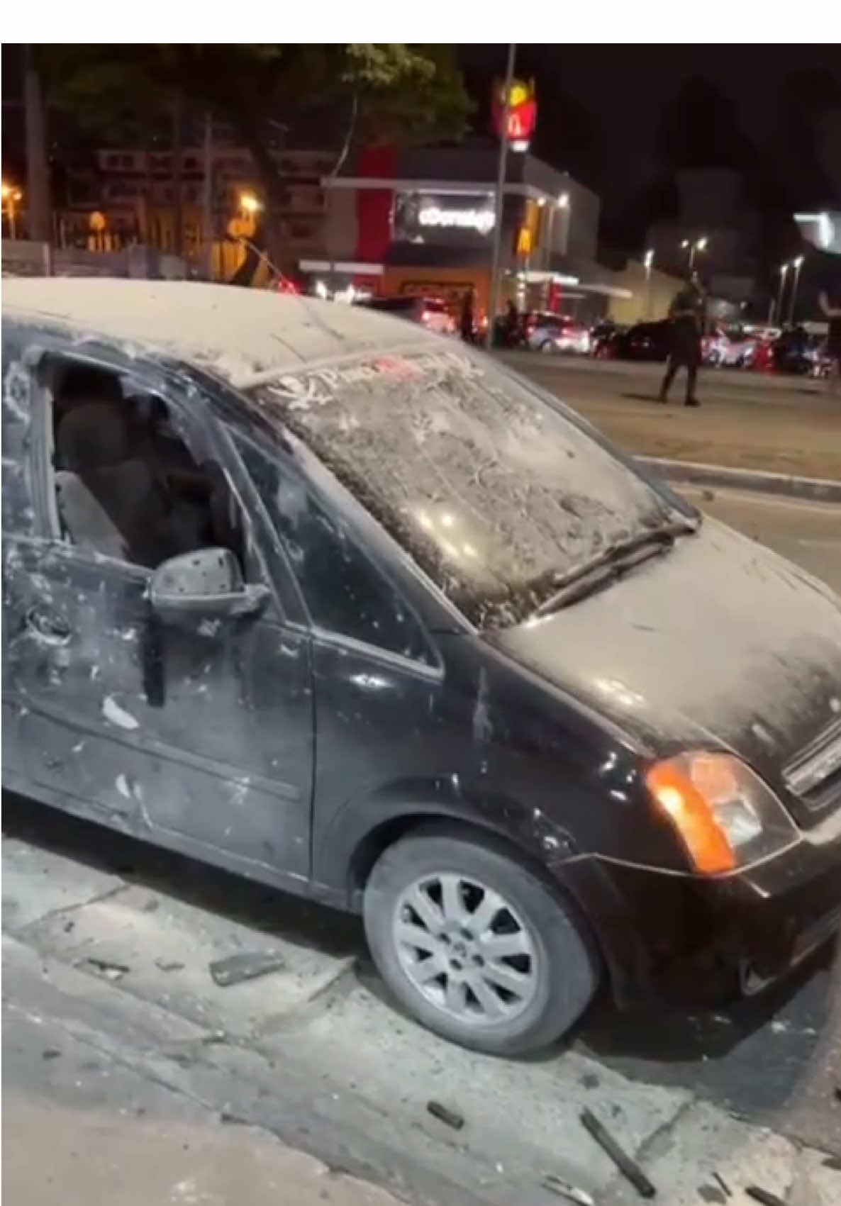 🚨EXPLOSÃO E INCÊNDIO NO TATUAPÉ‼️ 💥Uma forte explosão seguida de incêndio assustou moradores do Tatuapé na noite desta quinta-feira (13). 📌 O caso aconteceu na esquina da Av. Celso Garcia com a Av. Salim Farah Maluf, na Zona Leste de SP. ✔️ Corpo de Bombeiros foi acionado por volta das 19h45. As primeiras informações apontam que o fogo teria começado em um galpão de fogos de artifício. 🎥 Imagens feitas por moradores mostram uma grande nuvem de tumaça e claroes tomando conta da regiao. A galera dos prédios próximos ficou apavorada com o barulho da explosão. Aparentemente um Balão caiu, mas ainda não teve informações oficiais.  🗣️ Ainda não há detalhes sobre vítimas. ⚠️ Em atualização... #tatuape #sp #SãoPaulo #Incêndio #Explosão  