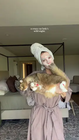 Purring so loud mind you 😂🐱