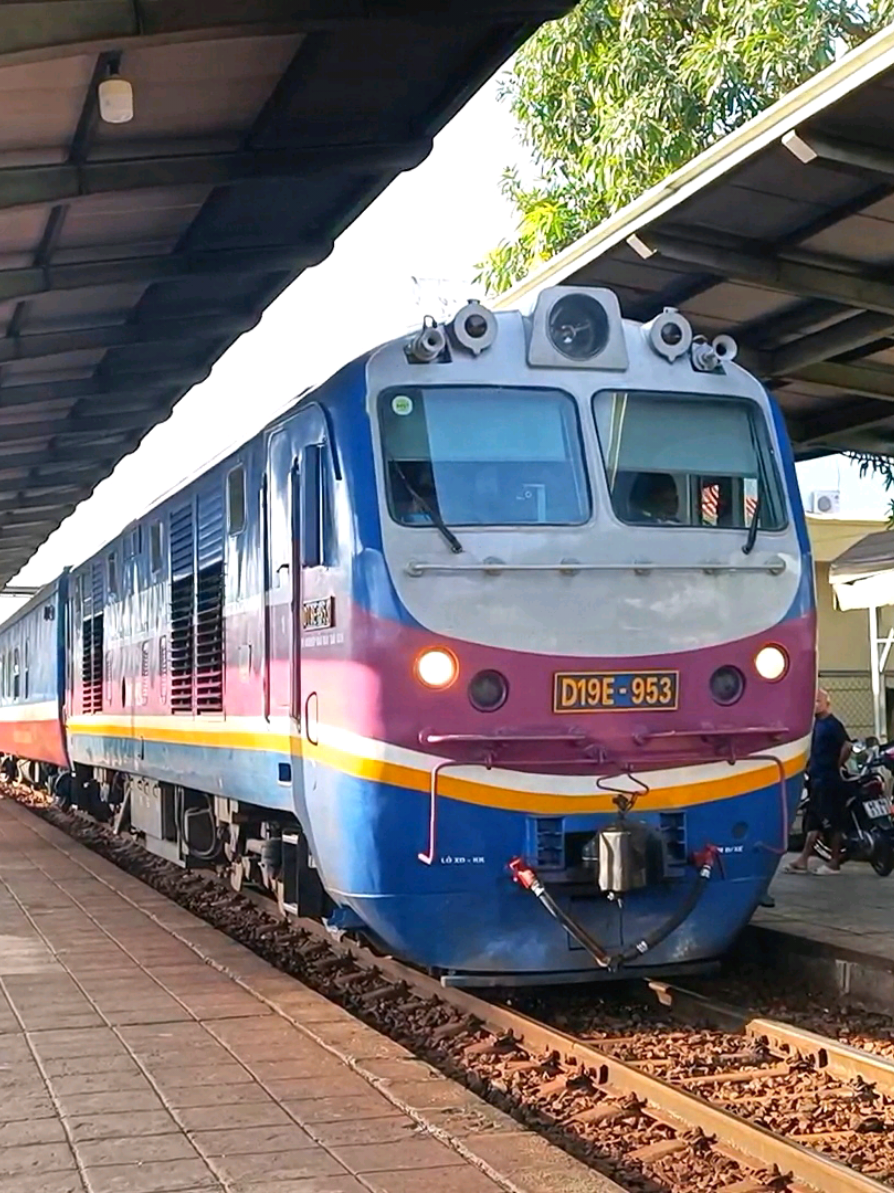 D19E-953 kéo tàu SPT2 rời ga Biên Hòa và tiếp tục hành trình đến Phan Thiết vào buổi sáng nắng đẹp.#train #trending #vietnamrailways 