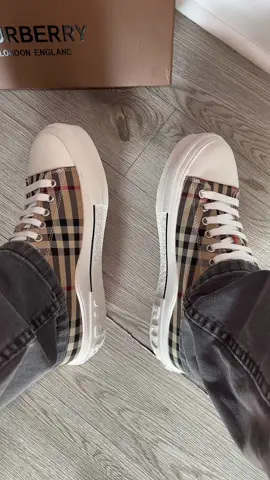 Mis zapatos Bur🧸😍 #designer #designershoes #luxuryshoes #shoerecommendations #puroluxx #alucines📿🧿🙈 #belicones😈📿☘️ #shoes #burberry 