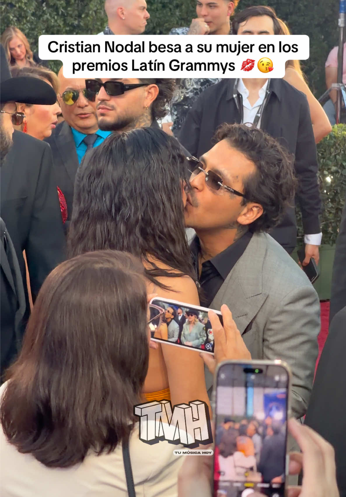 LATIN GRAMMYs 2025🫰🏻🌎🪐💘🎧 @Christian Nodal besa a su mujer en los premios @Latin GRAMMYs 🥹 #tumusicahoy #tmh #latingrammys