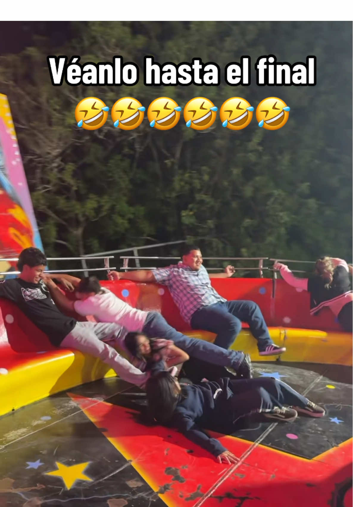 O todos en la cama o todos en el suelo 🤣#feria #tagada #juegosmecanicos #🤣 