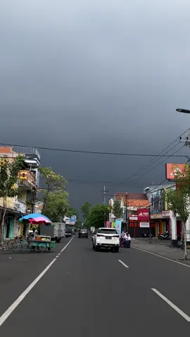 nih yang minta mentahan best, buruan di download sebelum aku delete yaw #langit #langitpasuruan #pasuruansyahdu #rain #pasuruan 
