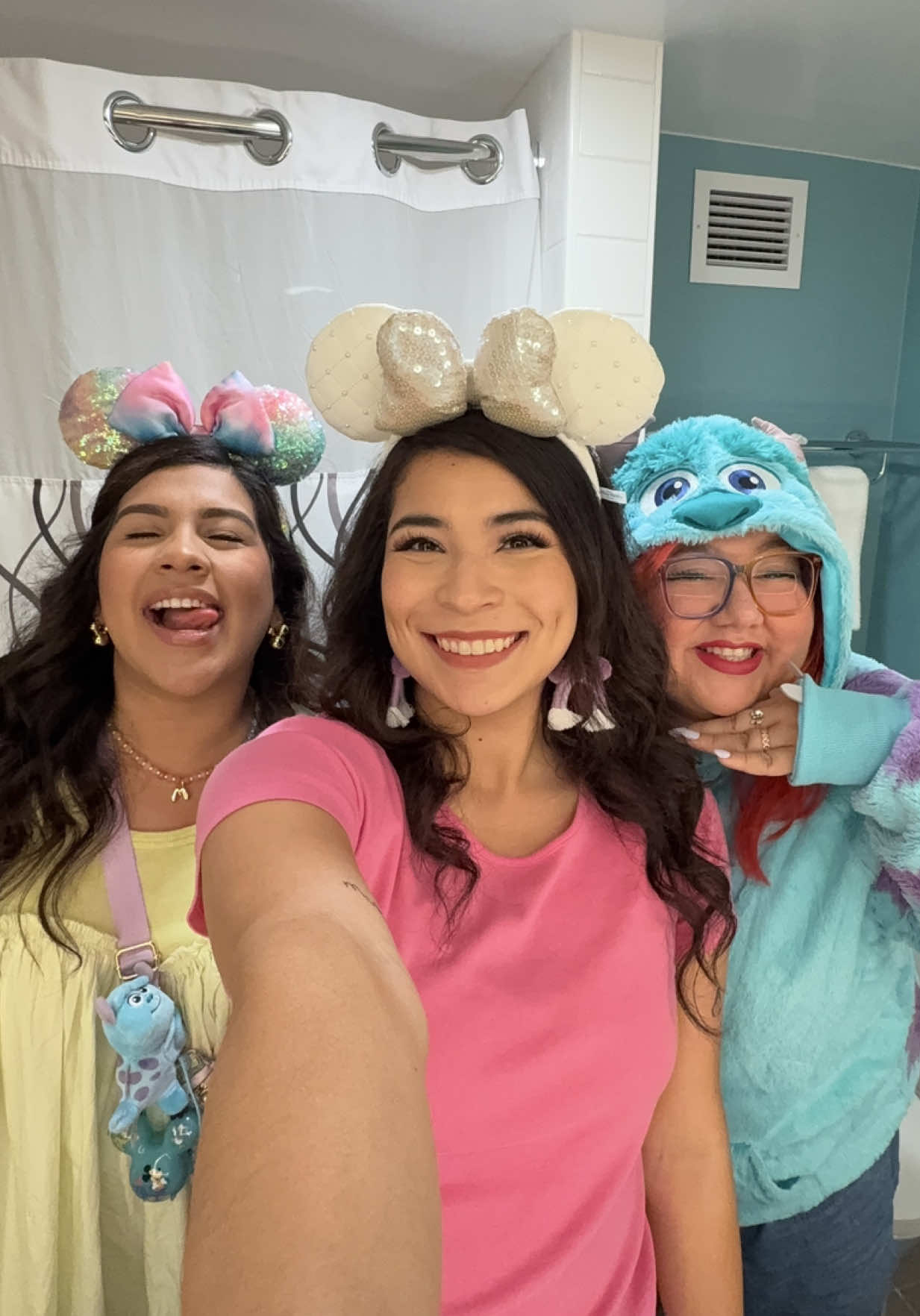 GIRLHOOD 🫶🏻✨ @Monsi Contreras @Siempre 💖 San Antonio #disney #girlsdisneytrip #disneylandtrip #disneyland #girlstrip #disneycaliforniaadventure 