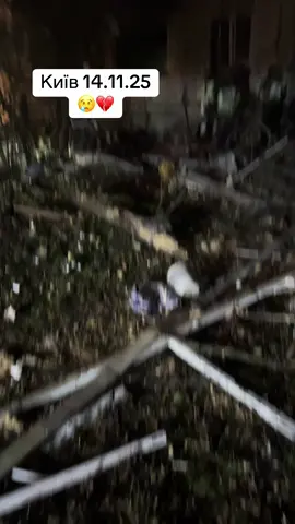 Сьогодні вночі вибух у Києві розірвав тишу так, що серце досі не може повернутись до тями. Шахед прилетів у будинок поруч. Земля пішла хвилею, а я на автоматі вискочив з дому й побіг до людей. Я чув вибухи на фронті. Чув, як «прильоти» рвуть позиції, як артилерія лупить по наших окопах. Там гул війни — частина реальності. Ти напружений, але готовий. Там мозок ніби приймає це як роботу, як умову виживання. Але те, що відбувається в мирному місті… це інше відчуття. Це б’є по душі. По тому найтоншому нерву, який ти весь цей час намагаєшся захистити. Вибух вдома, у столиці, далеко від фронту — це як удар у спину. Тут не має бути війни. Тут люди мають спати, а не прокидатися від того, що небо падає на них. На вулиці — крики, плач, зламані голоси. Хтось кличе дитину. А в палаючому будинку чути було тільки тріск вогню і зойки тих, хто ще не встиг вибратися. Це звук, який тіло запам’ятовує назавжди. Перше, що робиш — біжиш у вогонь. Бо там люди. Бо як би не тряслись руки, як би не стискало груди, ти мусиш. Ми йдемо один до одного, навіть коли страшно до чорних мушок перед очима. І поки ми з сусідами витягували людей з під’їздів і завалів, на всій швидкості мчали наші ДСНСники. Ці відчайдушні, відважні, світлі люди. Захисники без зброї. Ті, хто йде у дим, вогонь і руїни без жодної гарантії повернення. Вони — не за гроші. Не за славу. Вони працюють за покликом серця, бо хтось мусить рятувати життя, коли все навколо горить. Я горджуся кожним із них. І дякую так, як тільки може дякувати людина, яка бачила війну зблизька. Ворог лютує, намагається зламати нас страхом і хаосом. Але марно. Бо є те, що він ніколи не зрозуміє: Наша сила — в єдності. У взаємній допомозі. У підтримці. У тому, що ми вибігаємо один до одного, навіть коли падають стіни. Тримаймося разом. Допомагаймо одне одному. Не втрачайте людяності — саме вона робить нас незламними. Ми вистоїмо. Бо ми — разом.🇦🇿🇬🇪🇺🇦