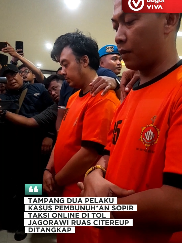 TAMPANG PELAKU PEMB*NUH4N SOPIR OJOL DICIDUK SAAT BERSEMBUNYI DAN MELAKUKAN RITUAL DI MAKAM KERAMAT‼️ Dua pelaku pemb*nuh4n sopir taksi online di Bogor akhirnya berhasil diringkus polisi setelah sempat kabur hingga ke Kabupaten Ciamis. Korban, Ujang Adiwijaya (42), sebelumnya ditemukan tew4s di pinggir Tol Jagorawi, Kecamatan Citeureup, pada Senin (10/11/2025). Hasil penyelidikan kemudian mengarah pada dua tersangka berinisial RS dan AH. Yang mengejutkan, keduanya ditemukan tengah bersembunyi sambil melakukan ritual tirakat atau paniisan di sebuah makam yang dikenal keramat. Saat diamankan, RS dan AH berada di sebuah saung tak jauh dari area pemakaman, diduga memilih lokasi tersebut untuk mencari “perlindungan” selama pelarian. Polisi mengungkap bahwa kedua pelaku tercatat sebagai warga Cianjur berdasarkan KTP, namun tidak memiliki domisili tetap dan sering berpindah-pindah di wilayah Depok. Selain itu, terungkap pula adanya usaha mereka menghilangkan jejak serta menjual barang-barang milik korban setelah aksi keji tersebut. Video : Rosis Aditya | VIVA Bogor #vivabogor #polresbogor 