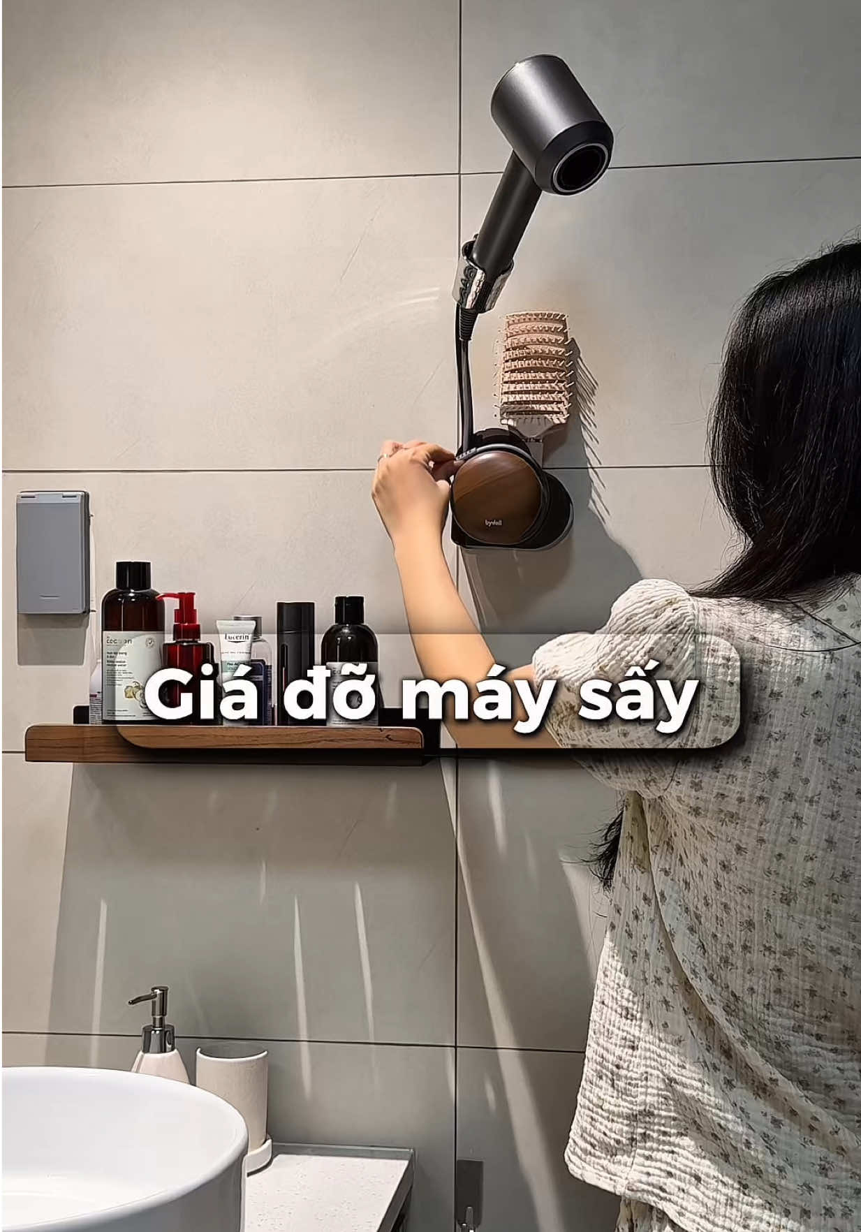 Thật ra chị em mình ko hề lười gội đầu mà chỉ lười sấy tóc thôi 🥹🥹 có cái giá đỡ máy sấy này nó tiện dã mannn 👏👏#maysaytoc #giadomaysaytreotuong #dogiadungtienich #xuhuongtiktok #dogiadung 