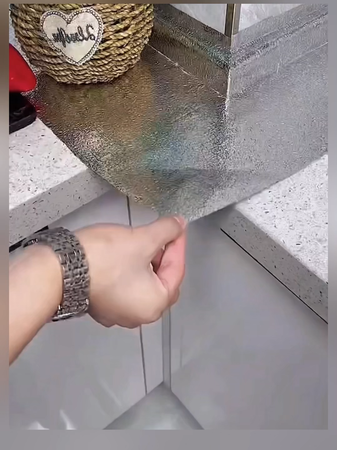 Papel aluminio adhesivo anti-grasa para cocina, resistente al calor, impermeable y antihuellas. Ideal para encimeras, paredes y gabinetes. #CocinaPráctica #PapelAdhesivo #ProtectorAntigrasa #ViernesNegro #TikTokTiendaViernesNegro