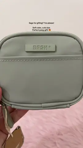 Kung gusto mo ng minimalist looking na regalo, sage color is sobrang safe! Ang linis tingnan and super useful pa. Mabilis masold out pero may available other colors pa naman 🥰 #bashcardholderwallet #compactwallet #giftideas #walletgoals #maireccomendations 