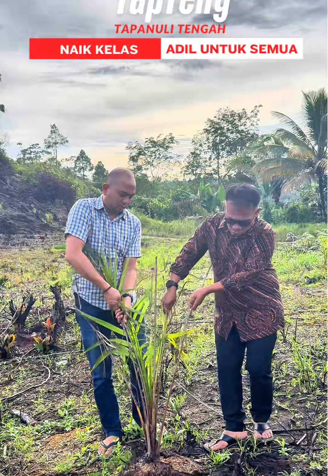 📍Sitahuis, 13 November 2025 Bupati Tapanuli Tengah, Masinton Pasaribu, mengajak seluruh lapisan masyarakat, Pemerintah Desa, serta Pemerintah Kecamatan untuk bersama-sama menjaga dan melindungi kawasan hutan dari aktivitas penanaman kelapa sawit yang tidak sesuai dengan ketentuan. Dalam kunjungannya ke Kecamatan Sitahuis, Bupati menegaskan bahwa pengelolaan kawasan hutan harus tetap mengedepankan prinsip kelestarian lingkungan dengan mengembangkan tanaman hutan yang memiliki nilai ekonomi tinggi, seperti durian, aren, dan pinang, dll. Bupati Tapanuli Tengah juga menghimbau agar seluruh pihak berkomitmen menjaga keberlanjutan fungsi hutan sebagai penopang kehidupan dan sumber kesejahteraan masyarakat. Hutan Terjaga, Ekonomi Berkelanjutan. 🌿 #TaptengNaikKelas #AdilUntukSemua