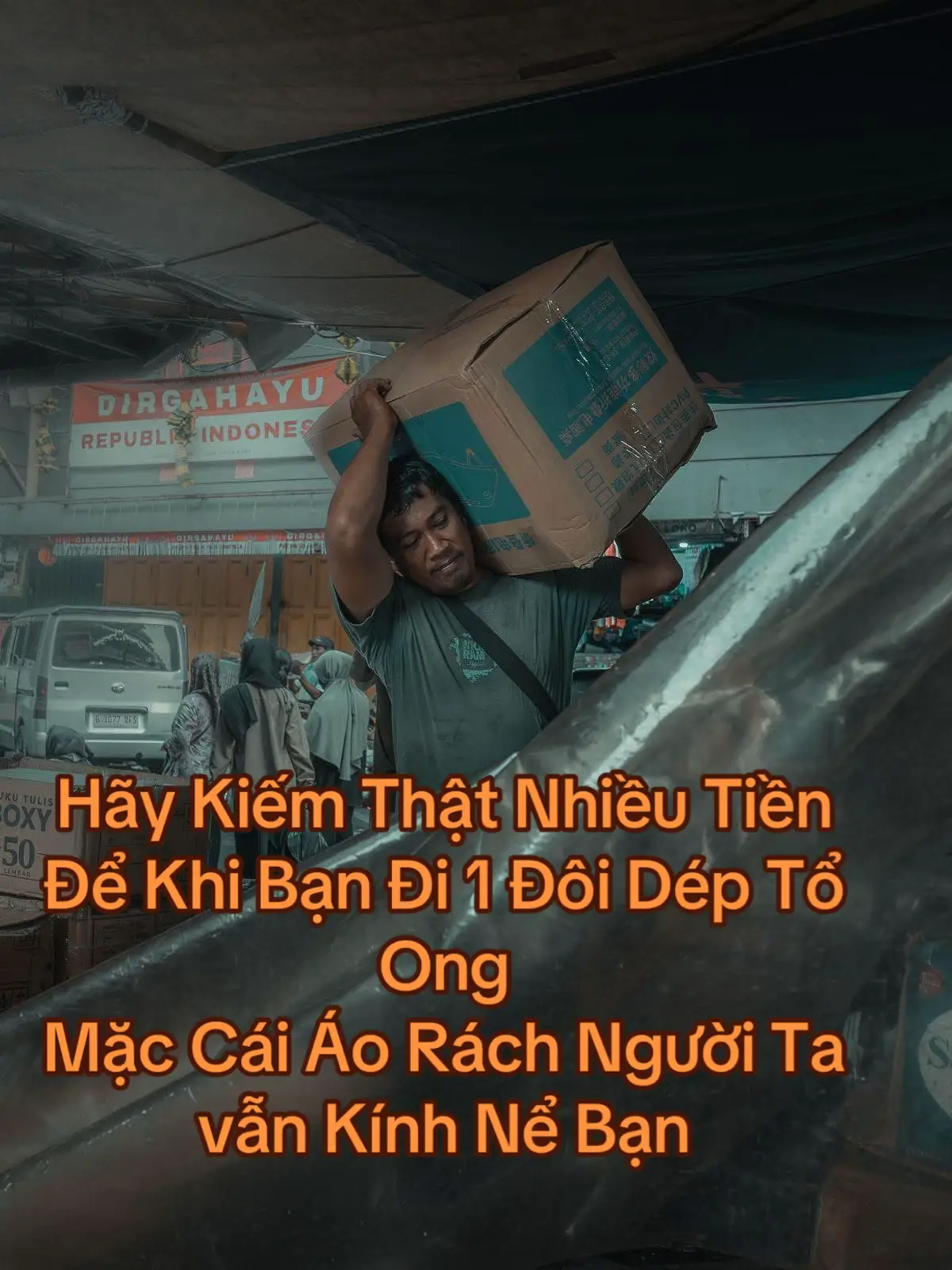 Hãy Kiếm Thật Nhiều Tiền Để Khi Bạn Đi 1 Đôi Dép Tổ Ong Mặc Cái Áo Rách Người Ta vẫn Kính Nể Bạn