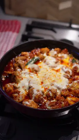 Back in Korea, we used to do Chimaek (chicken and beer) almost every week. But since fried chicken can get a bit heavy sometimes, we often preferred this spicy buldak style version instead. It’s sweet, fiery, cheesy, and even more satisfying with a hot bowl of white rice. 🍚 My husband got so excited when I said I was making this tonight that he came home early with some beer and played with our neighbor’s dog while waiting. 🍺🐶 👩🏻‍🍳 Lazy Buldak (Korean Spicy Chicken) Recipe Ingredients •4–5 boneless chicken thighs •spring onion •rice cakes (or udon or ramen) •Mozzarella cheese  Sauce •3 tbsp soy sauce •3 tbsp gochugaru (Korean chili flakes) •1 tbsp oyster sauce •2 tbsp mirin •4 tbsp corn syrup (or any other sweetner) •1 tbsp ketchup •1 tbsp gochujang (Korean chili paste) •1 tbsp minced garlic How to make  •  Pan-grill the chicken until golden brown.  •  Cut into bite-sized pieces and add green onion and rice cakes.  •  Pour in the sauce and stir well.  •  When the rice cakes are soft, sprinkle mozzarella on top, cover, and let it melt. Recipe inspo 살림팝 #koreanfood #koreanchicken #buldak #spicychicken #comfortfood  