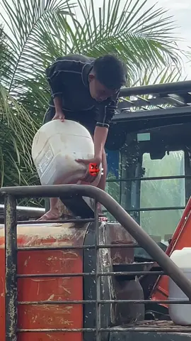 Cari kan cuan bnyk bnyk biar ku bebini taun depan🔥🙃