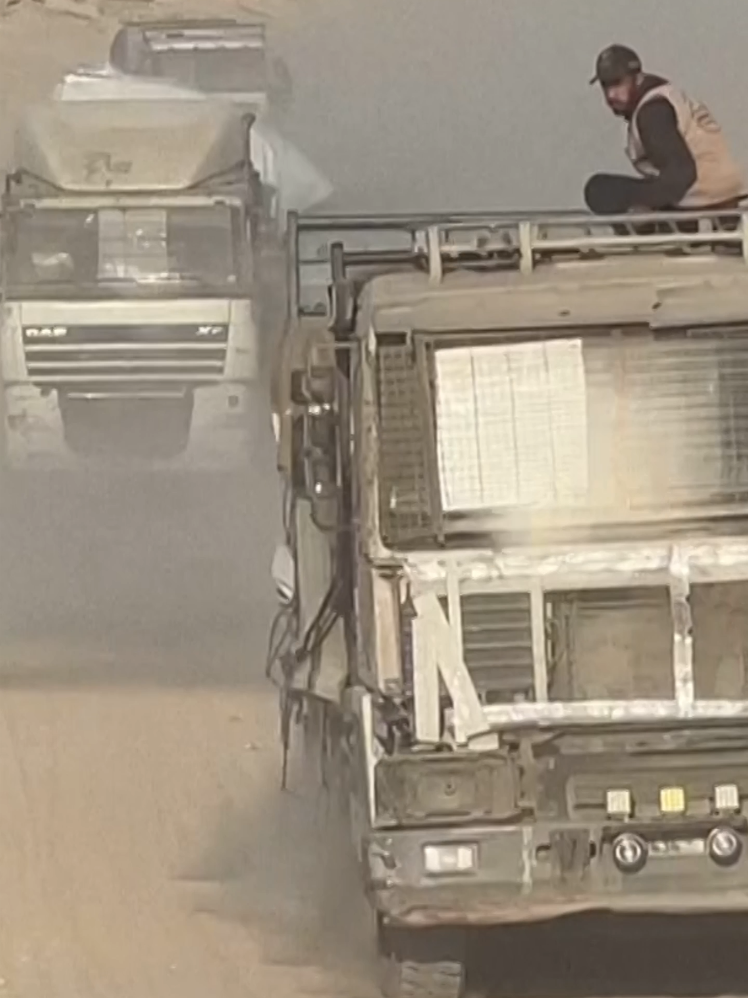 Beberapa lori dilihat memasuki bahagian utara Genting Gaza melalui pintu sempadan Zikim selepas dua bulan pintu sempadan tersebut ditutup oleh pihak rejim Israel. Namun, maklumat dari wartawan Associated Press mengatakan bahawa lori-lori tersebut lebih banyak membawa barangan komersial berbanding bantuan perubatan. #AWANInews