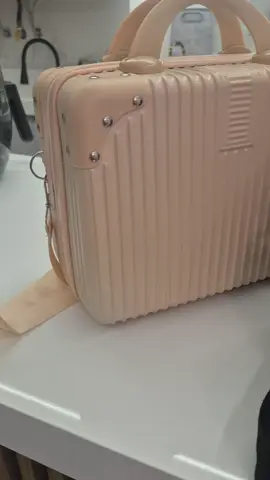 As frasqueiras P, M e G são aquele trio perfeito para quem ama viajar com tudo organizadinho! ✈️✨ A P é ideal para maquiagem e itens delicados, a M acomoda skincare, perfumes e acessórios, e a G é perfeita para shampoos, cremes e tudo que você precisa levar com segurança. Elas se encaixam super bem dentro da mala, são resistentes, fáceis de limpar e ainda deixam sua viagem muito mais prática. Um kit completo para quem não abre mão de estilo e organização! #Frasqueira #KitFrasqueiras #FrasqueiraP #FrasqueiraM #FrasqueiraG 