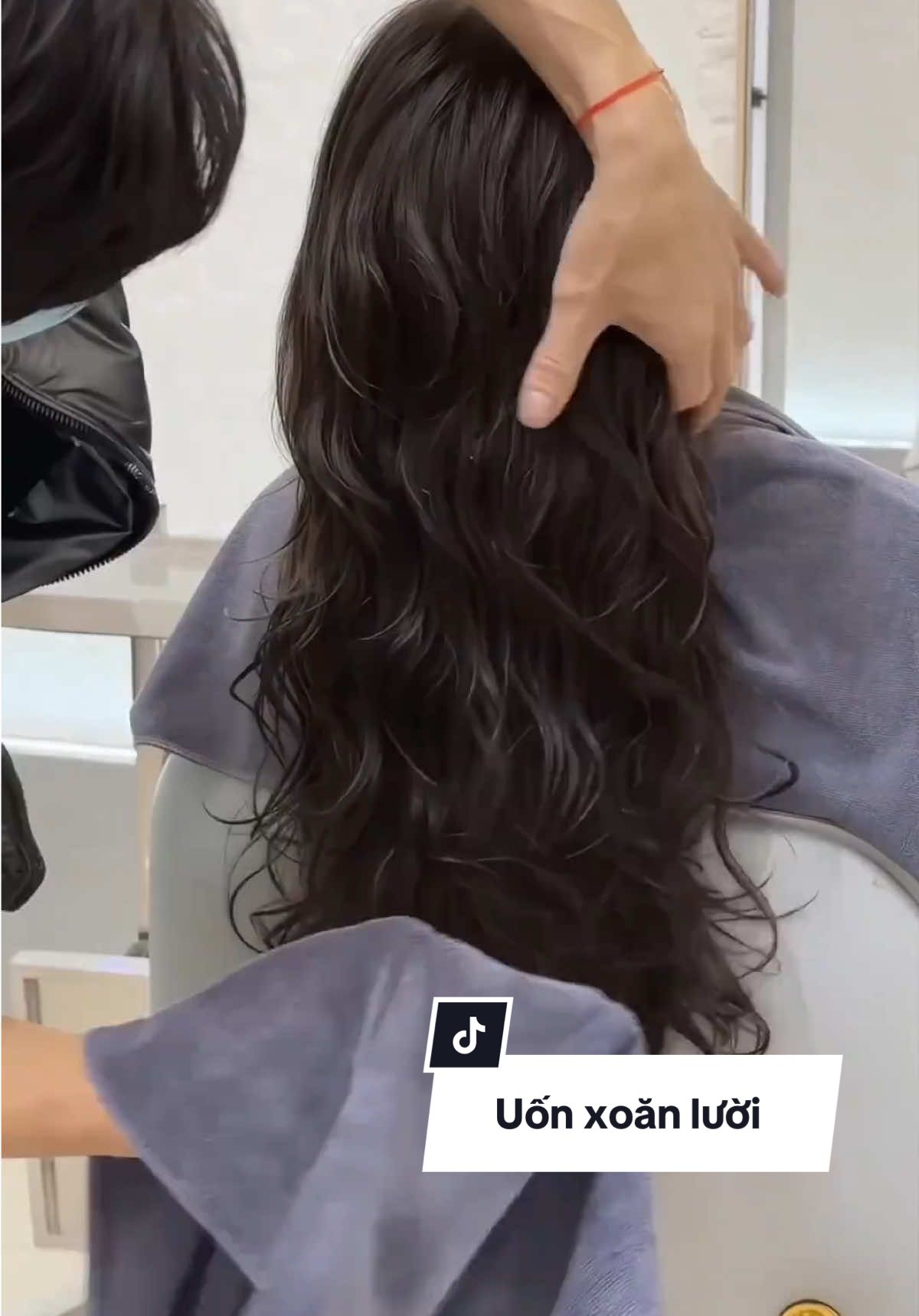 Kiểu tóc tạo độ bồng bềnh tự nhiên chị em tham khảo thử nhé #uontocdep #tocxinh #xuhuong #fyp #salonminhquan7 