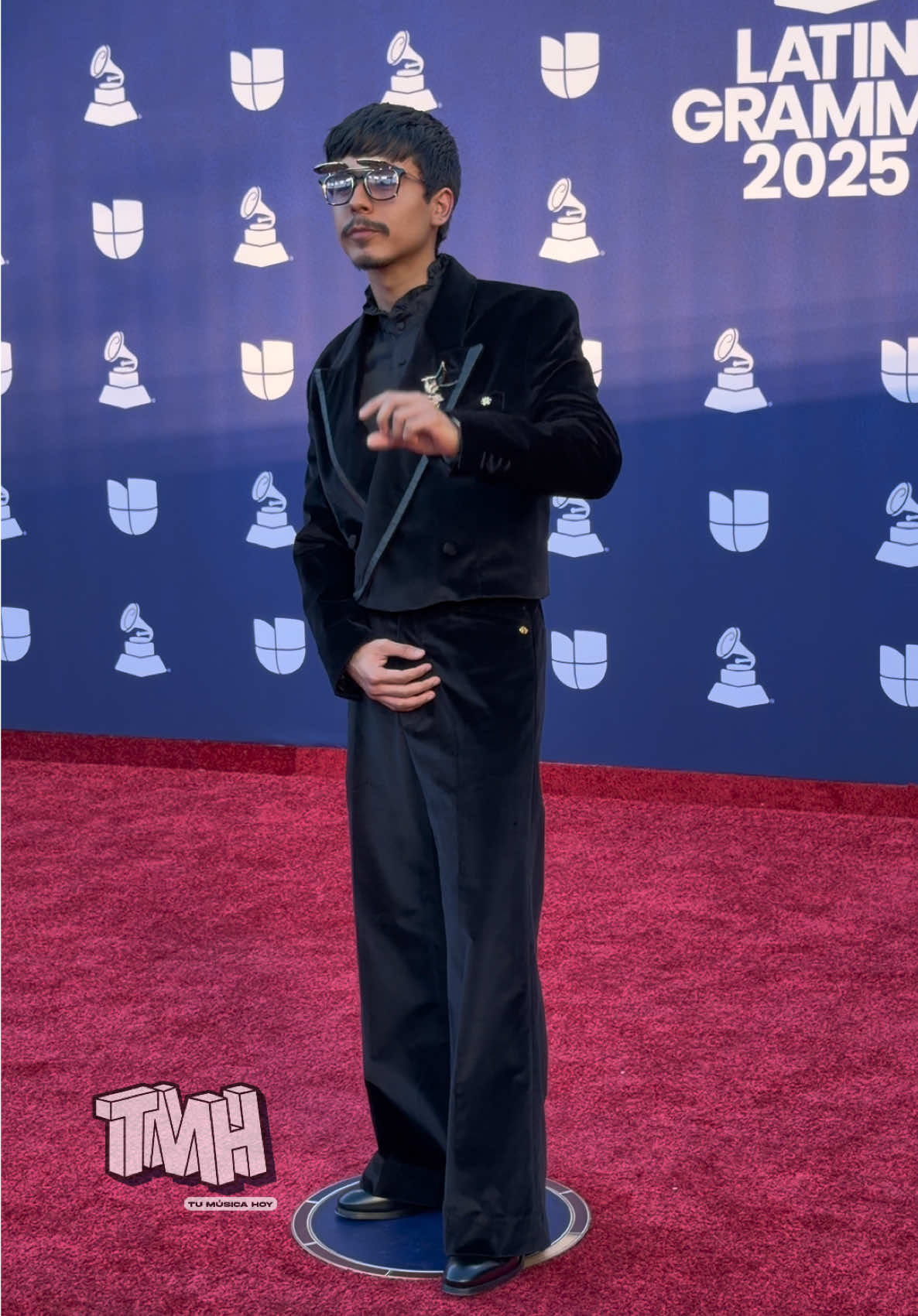 LATIN GRAMMYs 2025🫰🏻🌎🪐💘🎧 #ivancornejo llega a la alfombra de @Latin GRAMMYs  #tumusicahoy #tmh #latingrammys