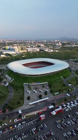 Giro 360 desde las alturas del Estadio Akron 🎥✨… una vista que desata emoción, energía y pura pasión por el fútbol 🔥⚽. Nada como ver este templo deportivo desde el cielo 🙌. #EstadioAkron #Drone360 #AireLibre #Futbol #VistasAéreas