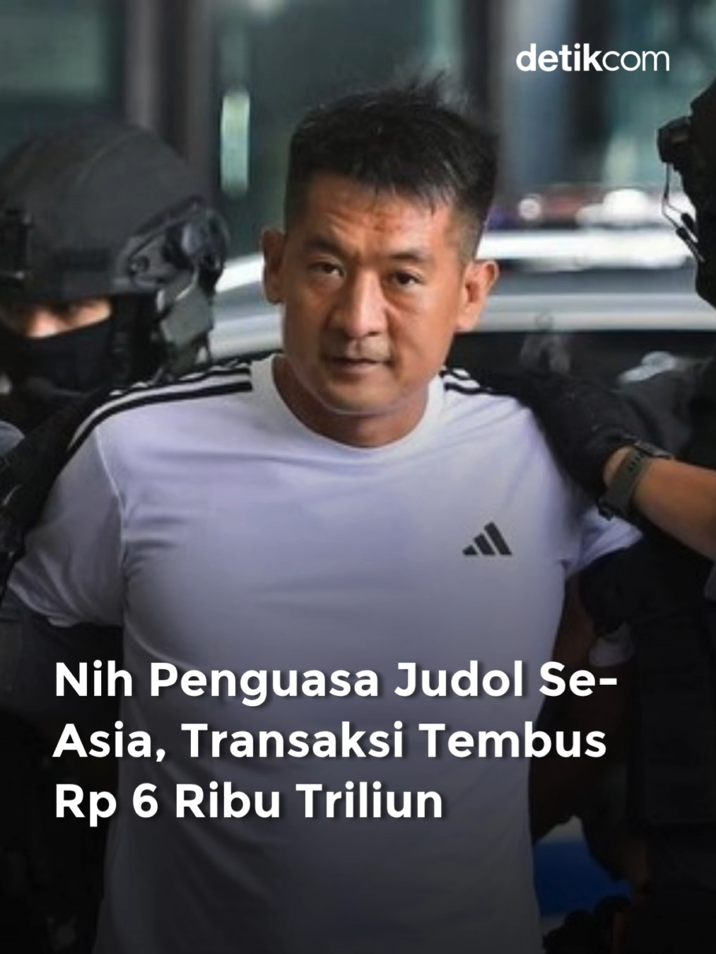 Otak sindikat judi online se-Asia ini adalah warga negara China bernama She Zhijiang (43). She ditangkap oleh Kepolisian Thailand, pada Agustus 2022, berdasarkan surat perintah internasional dan red notice Interpol yang diminta oleh Beijing.  Otoritas China menuduh She mengelola operasi perjudian online secara ilegal. Dia diduga kuat sebagai dalang utama sindikat judi online lintas perbatasan, yang bermarkas di kawasan ekonomi khusus Shwe Kokko di Provinsi Myawaddy, Myanmar, yang terletak di dekat perbatasan Thailand. Menurut laporan Shanghai Daily, jaringan judi online yang dikelola She memproses transaksi senilai sekitar 2,7 triliun Yuan, atau setara Rp 6.349 triliun. Dilansir Reuters dan Anadolu Agency, Kamis (13/11/2025), She akan diekstradisi dari Thailand ke China pada awal pekan ini. Kepolisian Thailand dalam pernyataan pada Rabu (12/11) mengatakan bahwa She diekstradisi ke China untuk diadili atas tuduhan mengoperasikan kasino dan situs web perjudian ilegal, serta menggunakan Myanmar sebagai basis operasi ilegal ini dan untuk pencucian uang. Baca berita selengkapnya hanya di detik.com ! Foto: REUTERS/Thanaphon Wuttison Creator: Jo #judionline #judoll #bosjudi #detikcom