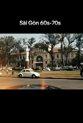 Sài Gòn – Hòn Ngọc Viễn Đông Trong thập niên 60–70 của thế kỷ XX, Sài Gòn từng rực rỡ như một viên ngọc sáng giữa lòng châu Á. Thành phố mang vẻ đẹp giao hòa giữa nét cổ kính phương Tây và sự phóng khoáng đặc trưng miền Nam, tạo nên một sức hút rất riêng mà hiếm nơi nào có được. Những đại lộ rợp bóng me, những quán cà phê vỉa hè thơm mùi sữa đặc, những rạp chiếu phim sáng đèn mỗi tối… tất cả đã tạo nên một nhịp sống vừa thanh lịch, vừa phồn hoa. Sài Gòn khi ấy được mệnh danh là “Hòn Ngọc Viễn Đông”, không chỉ bởi kiến trúc sang trọng hay nhịp sống hiện đại, mà còn bởi tinh thần cởi mở, lối sống văn minh của người dân nơi đây. Thành phố là trung tâm thương mại lớn nhất miền Nam, là nơi tụ hội của giới trí thức, nghệ sĩ, thương nhân, là mảnh đất nuôi dưỡng âm nhạc, điện ảnh và văn hóa giải trí phát triển rực rỡ. Các phòng trà, vũ trường, thương xá, khách sạn nổi tiếng như Caravelle, Majestic, Rex… đã trở thành biểu tượng của sự xa hoa thời ấy. Dù chiến tranh vẫn phủ bóng, Sài Gòn vẫn giữ cho mình vẻ sôi động và tự do, như một mạch sống mạnh mẽ không bao giờ tắt. Nhắc về “Hòn Ngọc Viễn Đông”, người ta nhớ đến một Sài Gòn tươi trẻ, hào sảng, chan hòa tiếng cười — một thành phố mà chỉ cần đặt chân đến một lần, trái tim cũng đủ lưu giữ mãi mãi. #honngocviendong #saigonxua #xuhuongtiktok #History #60s70s80smusic 