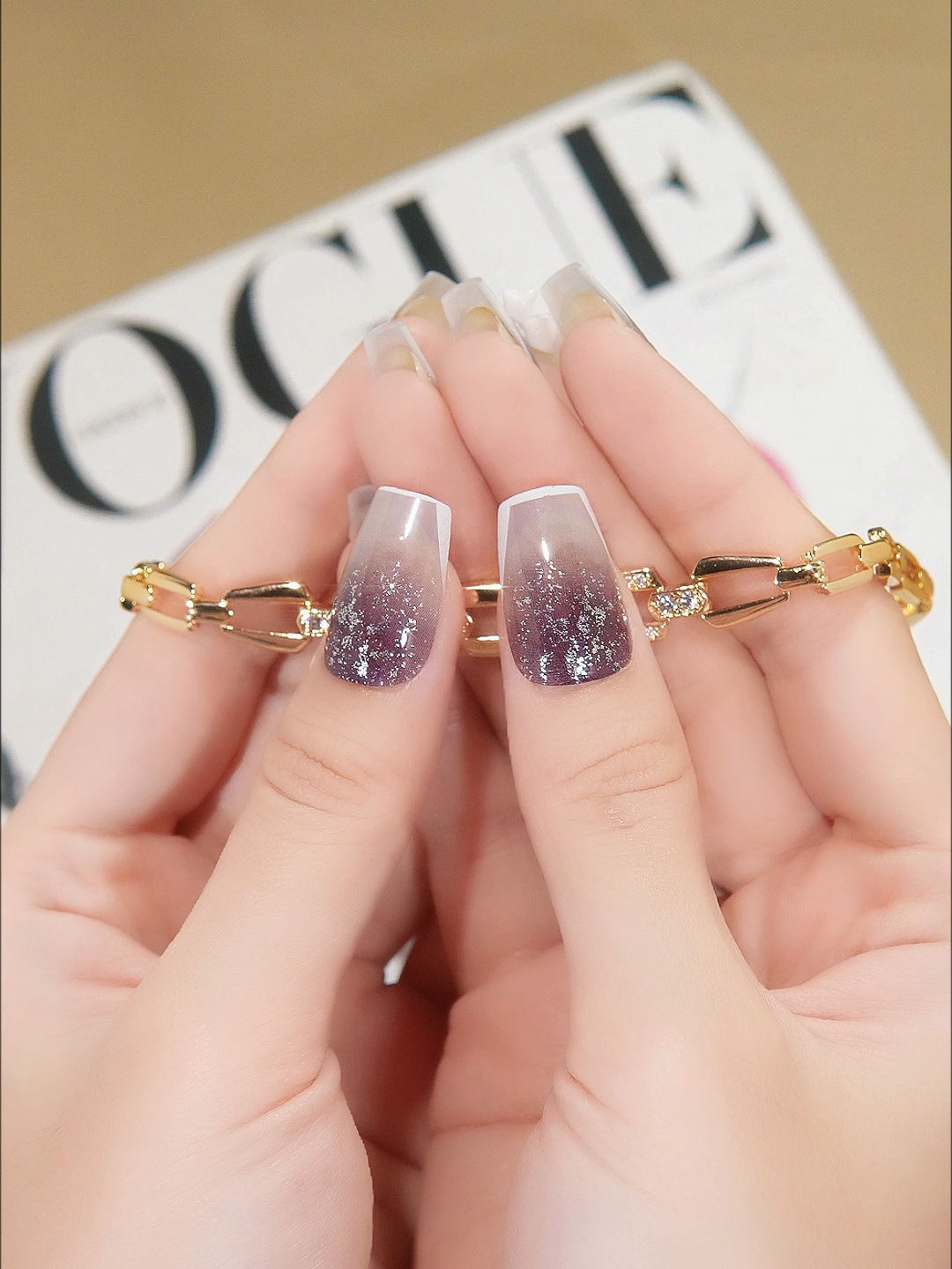 ✨ Gelang Rantai Cloudly Kilau emas yang dipadukan dengan detail rhinestone menciptakan look mewah yang tetap effortless. Desain rantai modernnya memberi sentuhan bold namun tetap feminin—sempurna untuk melengkapi gaya elegan Anda setiap hari. ✨💛 Cek keranjang kuning sekarang! #shopmaster #LaVienne #gelang #gelangtitanium #gelangtangan #gelangwanita #gelangantikarat