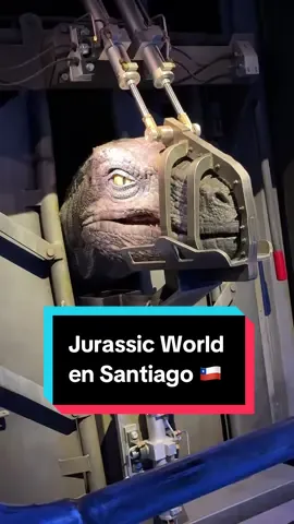 Hoy fuimos a Jurassic World Experience aquí en Santiago  un día antes de su inauguración 🦖✨ y estamos sin palabras 🫢😍 Está ubicado en📍Mall Cenco Florida  Es una experiencia increíble que se sintió demasiado real: nos emocionamos, gritamos, gozamos… todo! 😻🔥 El nivel de producción es altísimo y cada persona del equipo se encargó de que viviéramos una experiencia de primer nivel 👌✨ Excelente trabajo 😍❤️ Recomendadísimo para toda la familia Pueden comprar sus entradas en @puntoticket y tienen descuento con @bancofalabellacmr  #jurassicworld #jurassicworldchile 