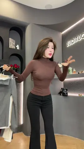 Đã mua cổ lọ thì mua form phải fix như này, ba áo rộng rộng đùn đùn bỏ cho em… 