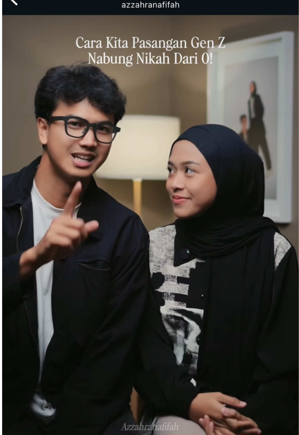 Gimanaa, gimanaa? ☺️ Hehehe becandaa. Bukan gaada caranya yaa, bisa kokk, tapi  kalo dr penganlaman aku dan suami yang saat itu seumuran, untuk bener-bener dari 0 dengan waktu persiapan yg singkat (kita 4 bulan doangg wkwk) rasanya berat yaa, cara paling mungkin :  1. Nabung jauh dari sebelum ada rencana nikah Aku dan calon suamiku waktu itu nabung semenjak kita punya komitmen untuk serius soal hubungan kita ke depannya. Sekitar 3 taun sebelum ada rencana nikah. Ini ngebantu banget buat ngumpulin lebih efektif secara jumlah dan waktu 2. Dibantu ortu atau keluarga, gapapa banget! Dapet bantuan keluarga tuh juga rezeki, bukan aib 🤍ga ngurangin sedikitpun makna dari pernikahan kamu. Kalo memang sukarela, itu bentuk restu yang paling nyata, mereka pengen ikut ngerasain bahagianya kita 3. Bikin simple : fokus ke makna, bukan mewah Banyak pasangan yg akhirnya sadar: lebih tenang nikah simpel tapi tenang finansial, daripada maksa mewah tapi stres utang. Wich is keren gaa sihhh guys?! Tiap orang start-nya beda-beda. Gimanapun caranya, yang penting sadar kalau ‘cukup’ versi setiap pasangan itu beda. Jangan bandingin sama pasangan lain. Fokus aja ke versi paling realistis buat kalian berdua 🤍