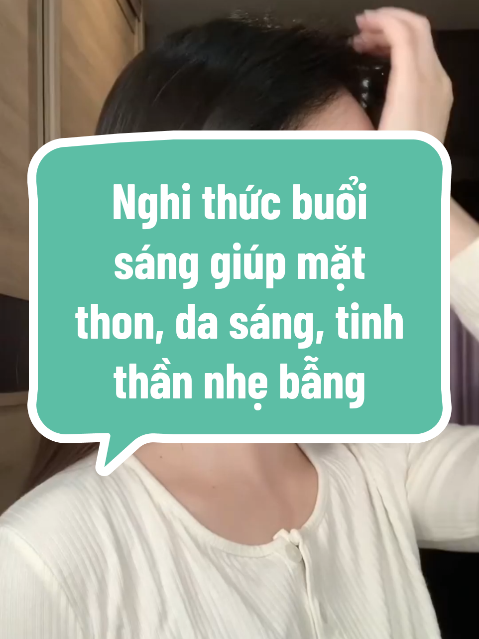 Thức dậy sớm một chút, gương mặt trẻ thêm vài tuổi. Chỉ cần vài động tác đơn giản mỗi sáng, khí huyết được đánh thức, da dẻ cũng sáng hồng hơn. Lưu ý nhỏ mà rất quan trọng: Gua sha luôn cần có dầu dưỡng hoặc kem dưỡng để tạo độ trượt. Tuyệt đối không gua sha trên da khô để tránh kéo căng da và gây đỏ kích ứng. #xuhuong  #beautytips  #lamdep  #duongda  #guashatutorial 