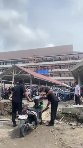 🤌🤦 #ums #kampus1 #parkiranfarmasi #fyp 