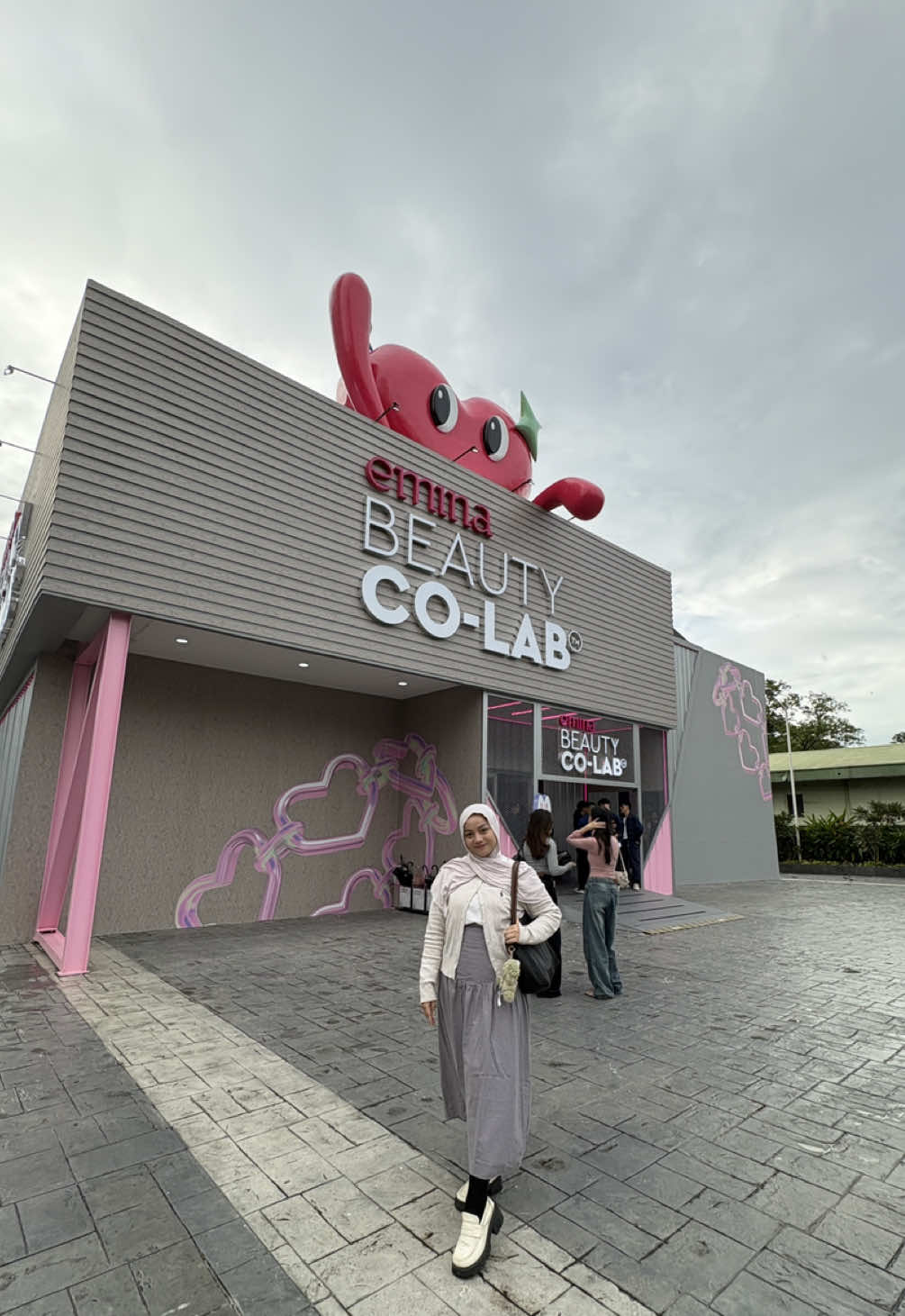 ikutin keseruan hari ini di @Emina Store  sumpah deh awalnya iseng buat skin check malah ketagihan mau cobain booth lain untuk tau skincare yg cocok untuk aku. Jangan lupa hadir cuma dr 17 13 - 16 november 9 The Space Senayan City #emina #eminacosmetics #eminabeautycolab #eminabeauty