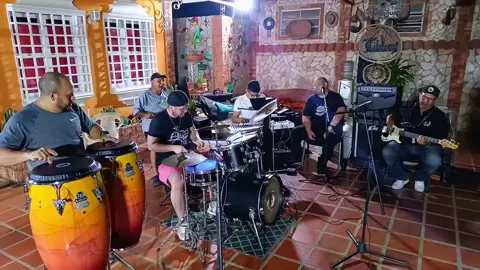 haciendo un poquito de guaracha rock con la combinación ✌️😎🔥