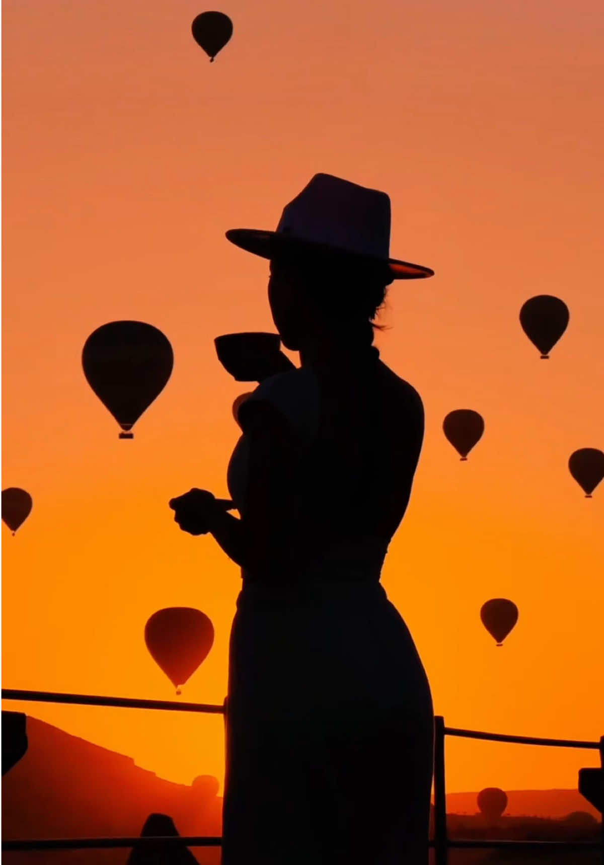 Những khoảnh khắc trong đời không thể tái tạo… và ở nơi mang vẻ đẹp lãng mạn như thung lũng ở Thổ Nhĩ Kỳ, mọi giây phút đều như tan vào ánh bình minh, khi những chiếc khinh khí cầu nhẹ nhàng bay lên, mang theo cả bầu không khí chữa lành và ấm áp… 🎈✨🌄 Có những cảnh đẹp chỉ cần một lần thôi là đủ khiến trái tim nhớ mãi… 🍃🌙 ⸻ #Hukeso  #Khinh_khí_cầu  #Phong_cảnh_chữa_lành 🎈✨🌿