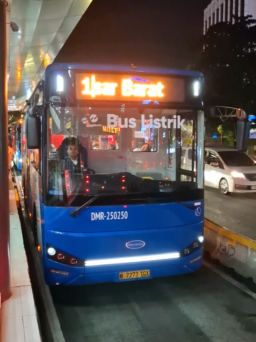 Trans Jakarta Koridor 1 (Blok M - Kali Besar) DMR-250250 Skywell Titik Pemberhentian :  Blok M - Asean- Kejaksaan Agung - Masjid Agung - Bundaran Senayan - Senayan Bank DKI - Polda Metro - Bendungan Hilir - Karet - Dukuh Atas - Tosari - Bundaran HI Astra -  M.H Thamrin - Kebon Sirih - Monumen Nasional - Harmoni - Sawah Besar - Mangga Besar - Taman Sari - Glodok - Kota - Museum Sejarah Jakarta - Kali Besar @Transjakarta @DAMRI @shopee_id @arbiefendi565  #transjakarta #transjakartabusway #busway #fyp #viral 