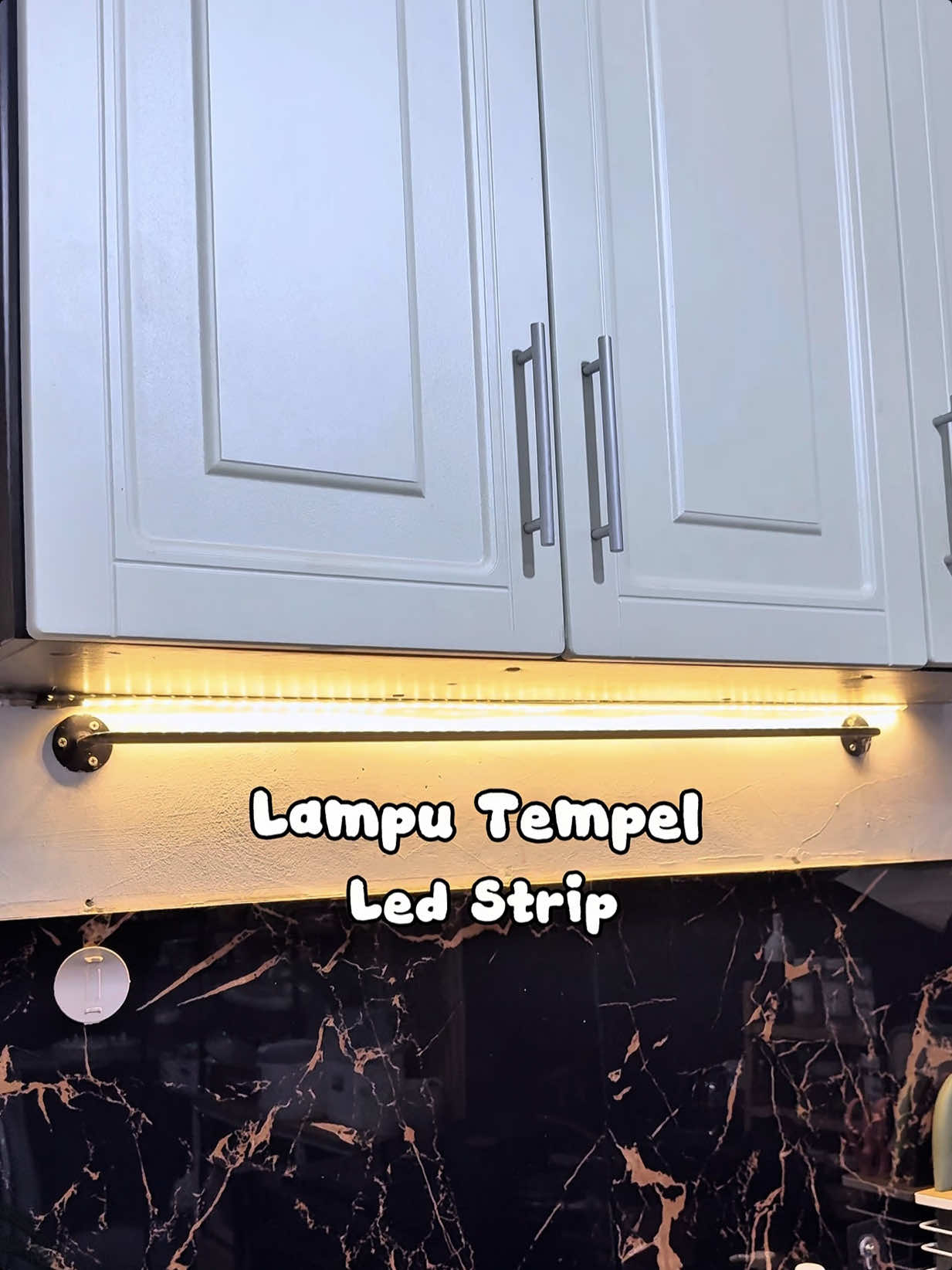 Membalas @IndahVhee  Lampu led stripnya bisa dipake outdoor maupun indoor ya kk,cara psangnya jg gampang bgt cm pke dobletip aja. Ukuran dan warna lain tersedia🥰 #lampuled #lampuledstrip #homedecor #homeliving 