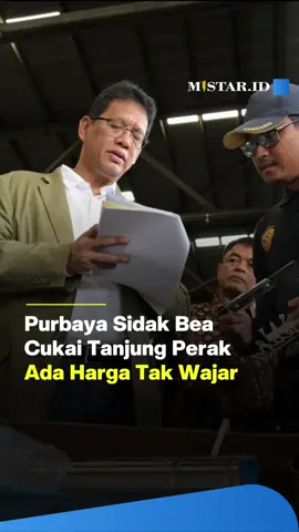 Mesin Rp40–50 Juta Dilaporkan Hanya Rp117 Ribu, Purbaya Lakukan Sidak Bea Cukai MISTAR.ID — Menkeu Purbaya Yudhi Sadewa menemukan indikasi praktik under invoicing saat melakukan sidak ke Bea Cukai Tanjung Perak, Surabaya. Salah satu barang impor—sebuah mesin—dilaporkan hanya bernilai US$7 atau Rp117 ribu, padahal harga serupa di marketplace mencapai Rp40–50 juta. Purbaya menegaskan pemeriksaan lanjutan akan dilakukan untuk memastikan transparansi dan mencegah potensi kerugian negara. Ia juga meninjau container scanner yang baru beroperasi dua minggu, dan menyebut pengawasan akan terhubung langsung ke pusat melalui sistem berbasis IT. Pengawasan diperketat, sistem diperbaiki. Langkah baru untuk mencegah manipulasi nilai impor. 🎥 @purbayayudhis 📲 Baca berita Mistar.id https://mistar.id/news/ekonomi/menkeu-purbaya-temukan-dugaan-under-invoicing-saat-sidak-bea-cukai #BeaCukai #Purbaya  #purbayayudhisadewa  #Kemenkeu #TanjungPerak 