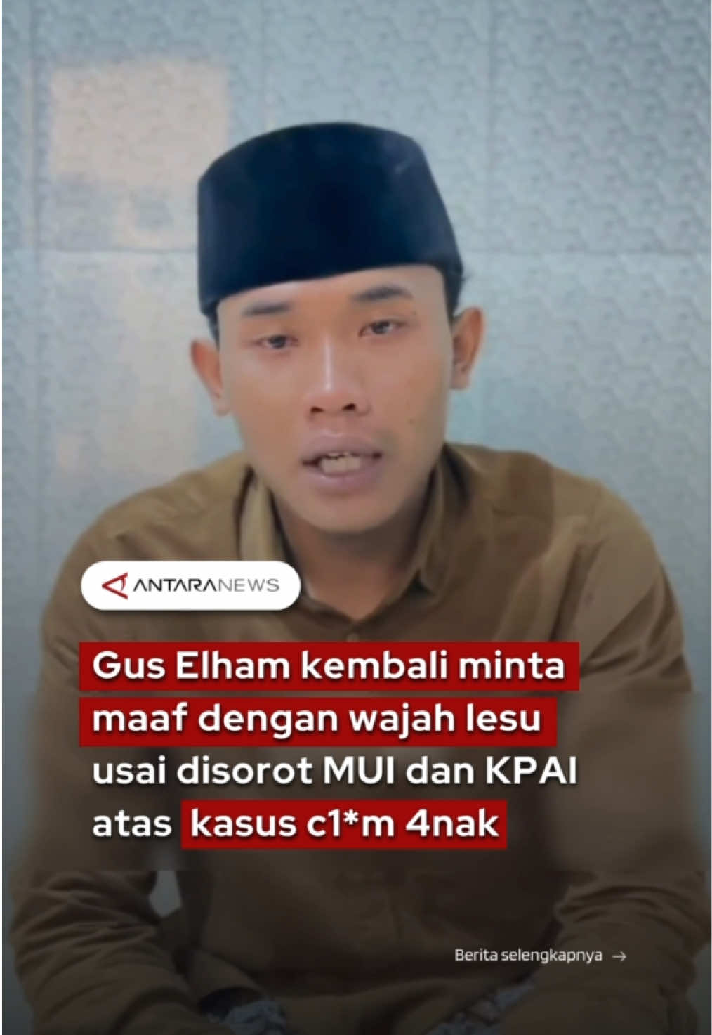Pendakwah muda Gus Elham Yahya Luqman kembali menyampaikan permintaan maaf terbuka lewat video yang diunggah pada Rabu (12/11/2025). Dalam video berdurasi sekitar satu menit itu, Gus Elham tampak pucat dan lesu, berbicara dengan nada pelan dan ekspresi wajah yang berbeda dari biasanya. Permintaan maaf ini menjadi yang kedua kalinya, setelah aksinya m3nc1*m 4n4k perempuan di depan jemaah menuai kritik keras dari masyarakat, MUI, KPAI, hingga PBNU. Tindakan tersebut dinilai tidak pantas dilakukan oleh tokoh agama dan berpotensi melanggar prinsip perlindungan anak. #guselham #Viral #KPAI #MUI #PerlindunganAnak 
