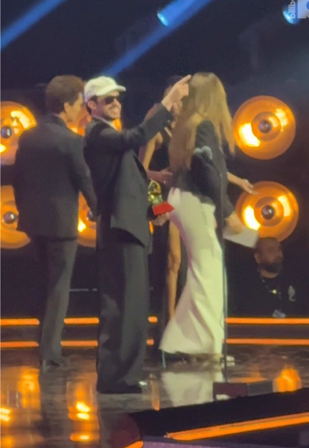 @Bad Bunny ganó “Mejor Canción Urbana” en los Latin Grammy con “Debí Tirar Más Fotos” 🐸🇵🇷 #badbunnypr #debitirarmasfotos #LatinGRAMMY 