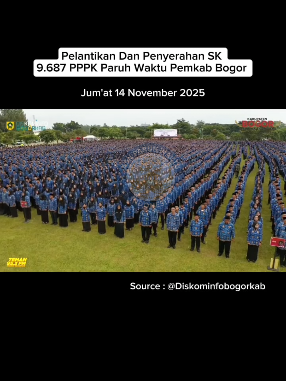 Pelantikan Dan Penyerahan SK 9.687 PPPK Paruh Waktu Pemkab Bogor Pagi hari di Lapangan Panahan Stadion Pakansari, Cibinong, Kabupaten Bogor, menjadi momentum penting bagi ribuan tenaga honorer. Sebanyak 9.687 orang resmi menerima SK pemanggilan sebagai PPPK paruh waktu. Pernyataan resmi disampaikan langsung oleh Bupati Bogor Rudy Susmanto, Sekretaris BKPSDM Kabupaten Bogor, dan beberapa perwakilan dinas terkait. Pelantikan ini merupakan bagian dari agenda penuntasan pengaturan tenaga non-ASN yang sudah lama bekerja tanpa status kepastian. #pelantikan #asn #pppkparuhwaktu 