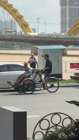 #Khi du lịch trải nghiệm đi quá đà: Tây lái xích lô, còn chú xích lô ngồi nghỉ… đúng chuẩn ‘đổi vai’ để hiểu nghề! 😂🚲 #XíchLôPhiênBảnQuốcTế #xuhuongtiktok #viralvideo 