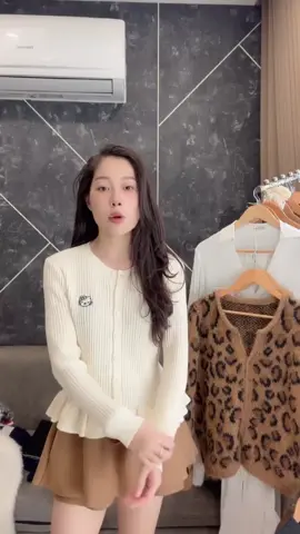 @huyn.clothingg - Áo len HELLO KITTY kute lớp 1E bèo tay HER