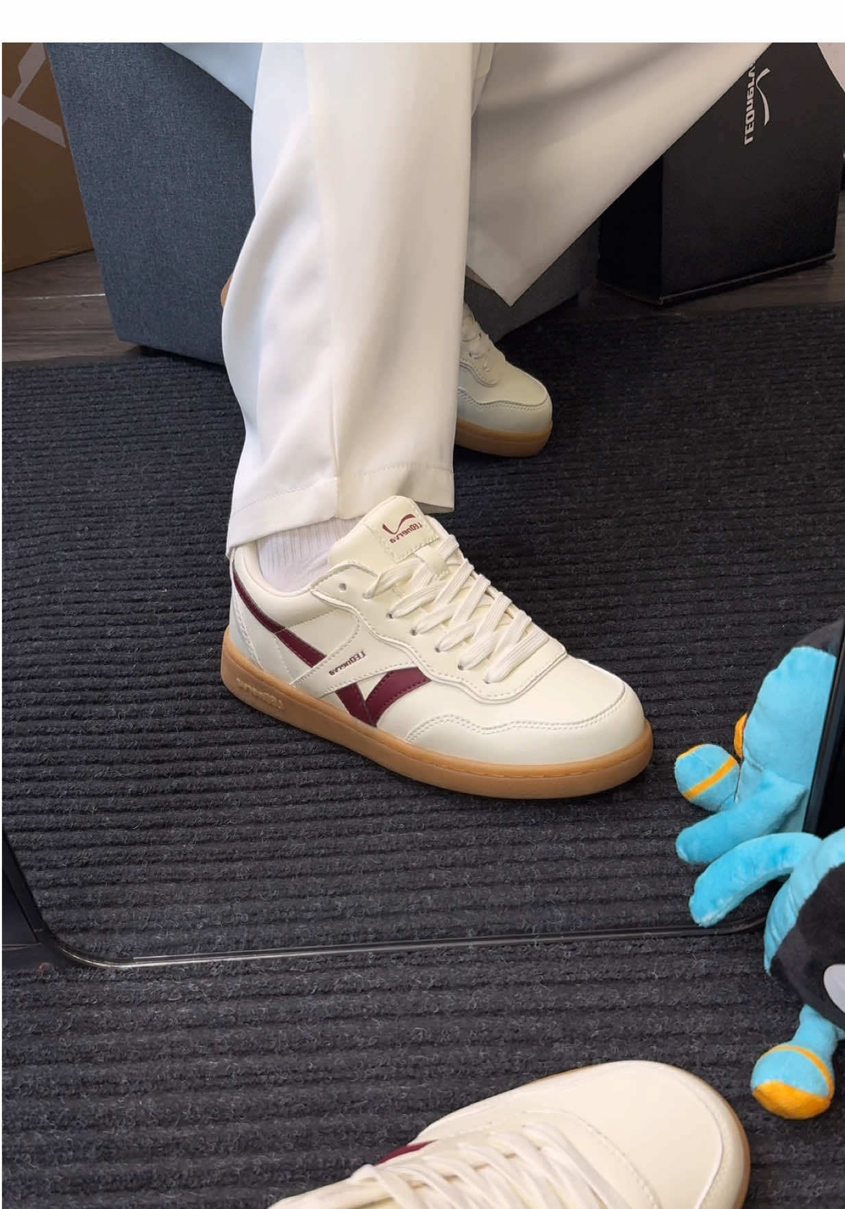 LEO V2 be vạch đỏ new nhé.Ngoài ra thì dẽ còn 3 màu khác cho mấy bạn lựa chọn thêm nữa #giaysneaker #giaynam #giaynu #giaythethao #leosneaker47 