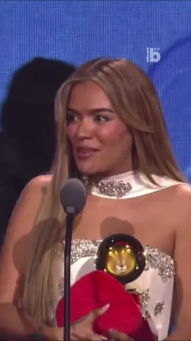 Con un mensaje de inspiración y una sonrisa @Karol G aceptó el premio #LatinGRAMMY en la categoría Canción del Año por su éxito 