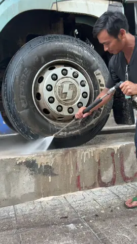 Một công phu tay lốp xe #suhuongtiktok💖 #suhuongtiktok💖 #ruaxeluunguyen 🚚🚚✌️✌️