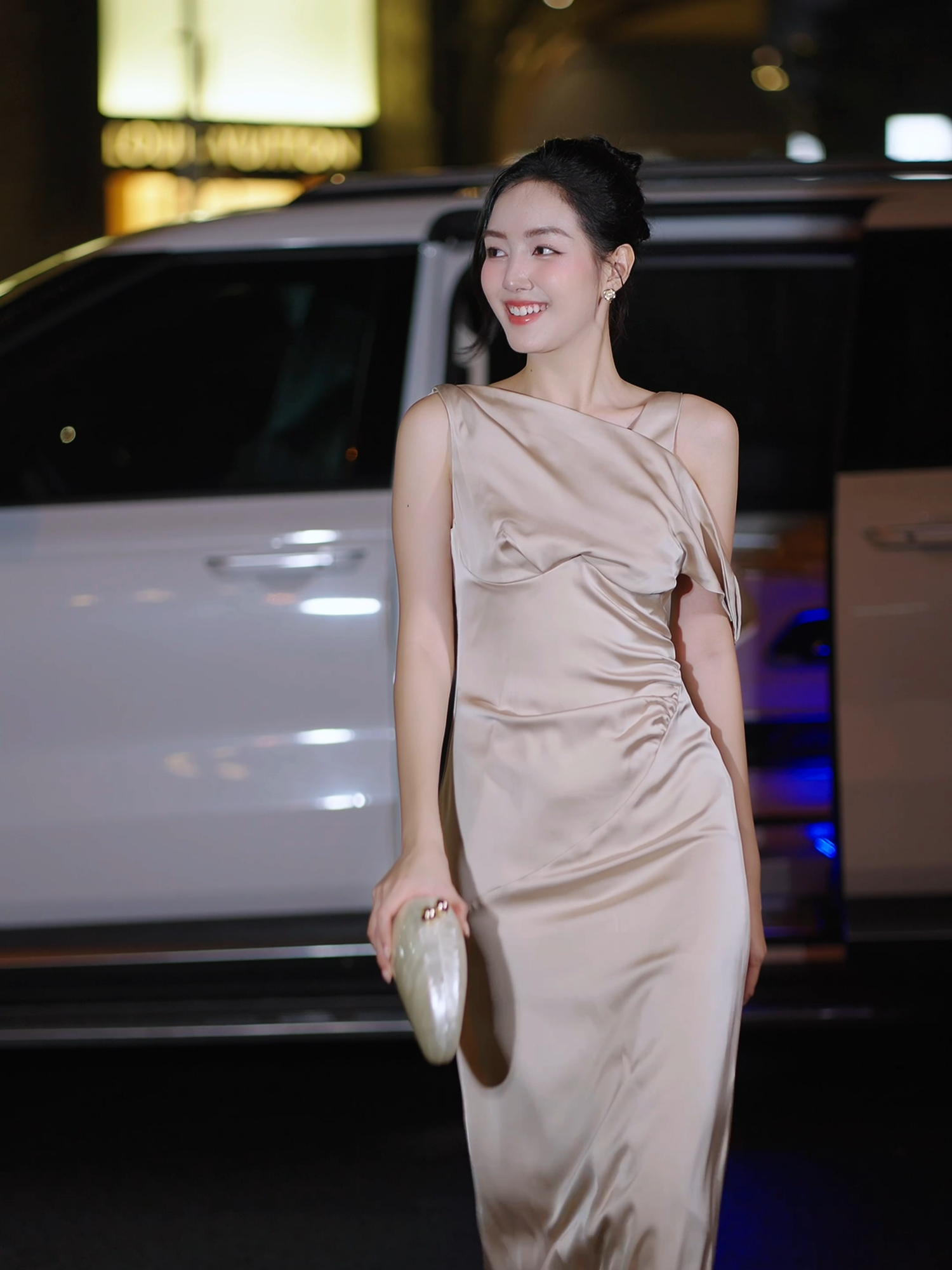 Đầm lụa tiệc dài 2 dây trễ vai D4570A ✨ ĐẦM LỤA TIỆC DÀI HAI DÂY QUYẾN RŨ – chất lụa rũ mềm ôm nhẹ đường cong, mang đến vẻ đẹp sang trọng và cuốn hút trong từng chuyển động. ✨ #bbstorevn #DamDuTiec #thoitrangdutiec #thoitrangnu #damlua 