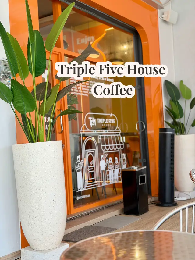 Salah Satu Rekomendasi tempat kopi di Pangkalan Bun, tempatnya luas sampai kelebelakang, kopiinya enak ( aku blm coba buat makannya ) buat nongki2 sama temen enak banget disini, banyak spot2 foto kece disini.. instagramable banget lahh yaaa ❤️@Triple Five House #cafepangkalanbun #kulinerpangkalanbun #pangkalanbun #kulinerpbun #coffeeshop 