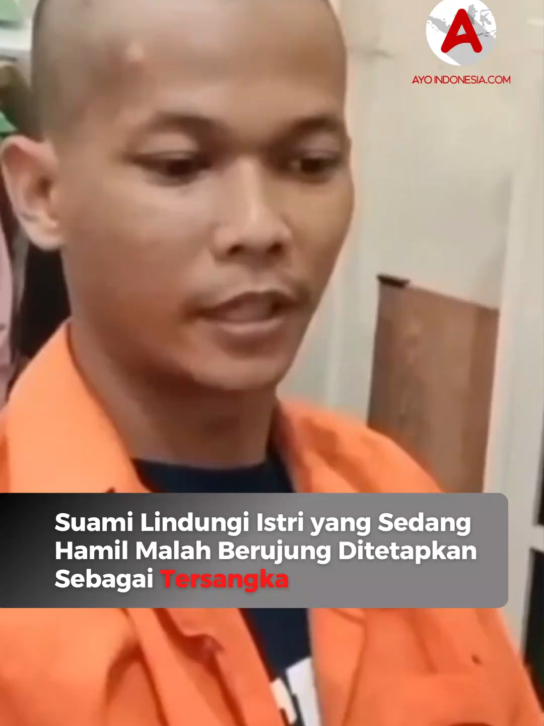 Haris Fadila hanya ingin memenuhi permintaan istrinya yang sedang hamil saat ia diserang empat pria di Jalan Imam Bonjol, Asahan, Kamis dini hari (6/11/2025). Awalnya, Haris hanya ingin keluar bersama sang istri untuk membeli makanan. Namun di tengah jalan ia dan istrinya dihadang empat pria dengan tiga sepeda motor. Sudah meminta mereka tidak membuat keributan, Haris justru diserbu. Dalam kondisi terpojok, ia terpaksa mengeluarkan pisau kecil yang dibawanya untuk berjaga. Satu dari para pengeroyok tumbang akibat tikaman tersebut. Kasat Reskrim Polres Asahan, AKP Imanuel P. Simamora, membenarkan kejadian itu dan menyebut penyelidikan masih berjalan karena Haris juga melapor sebagai korban pengeroyokan. Namun ironisnya, Haris kini ditetapkan sebagai tersangka dugaan penganiayaan berat. Follow terus @ayoindonesiacom #pengeroyokan #asahan #tersangka